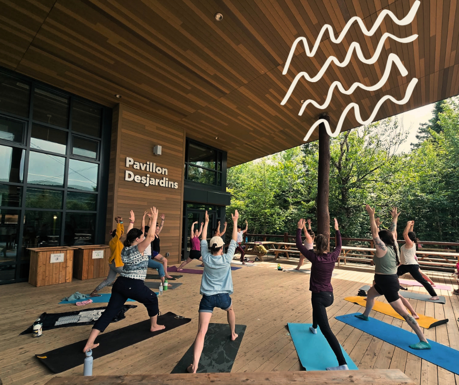 Ève Côté en posture de yoga