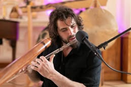 Francis Tanguay jouant de la flûte